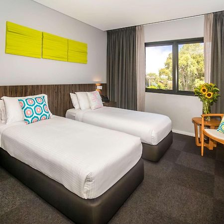 Ibis Styles The Entrance Hotel Bagian luar foto