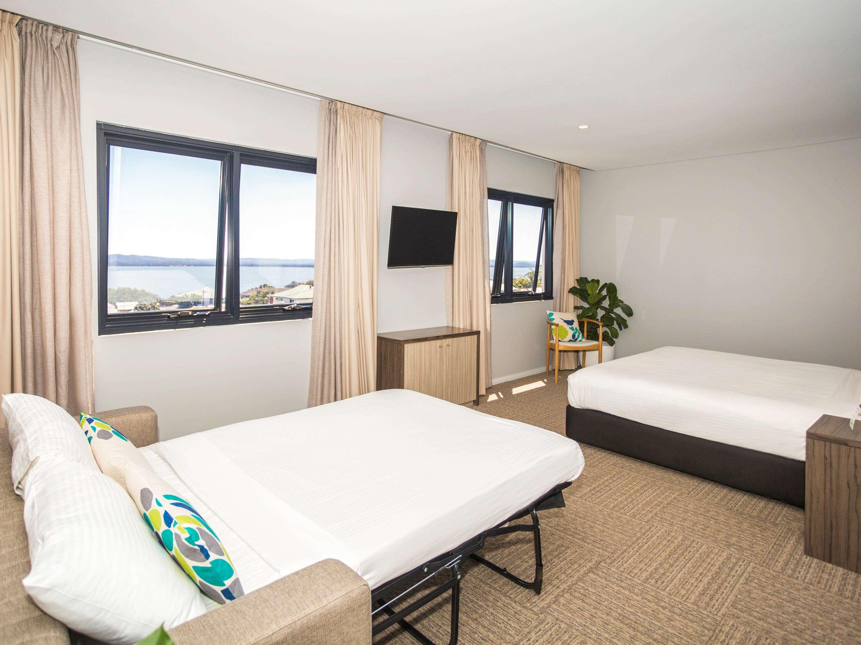 Ibis Styles The Entrance Hotel Bagian luar foto