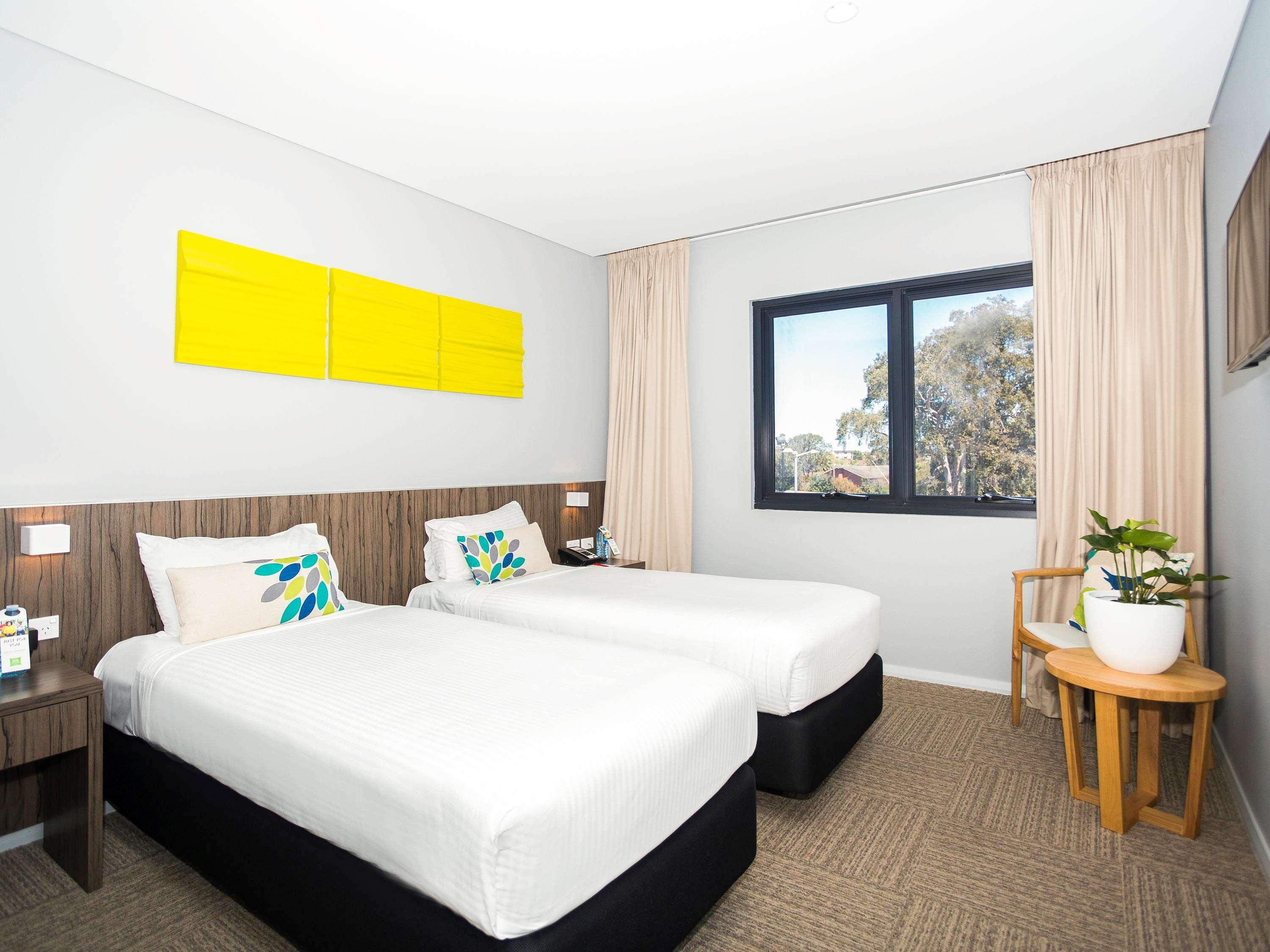 Ibis Styles The Entrance Hotel Bagian luar foto