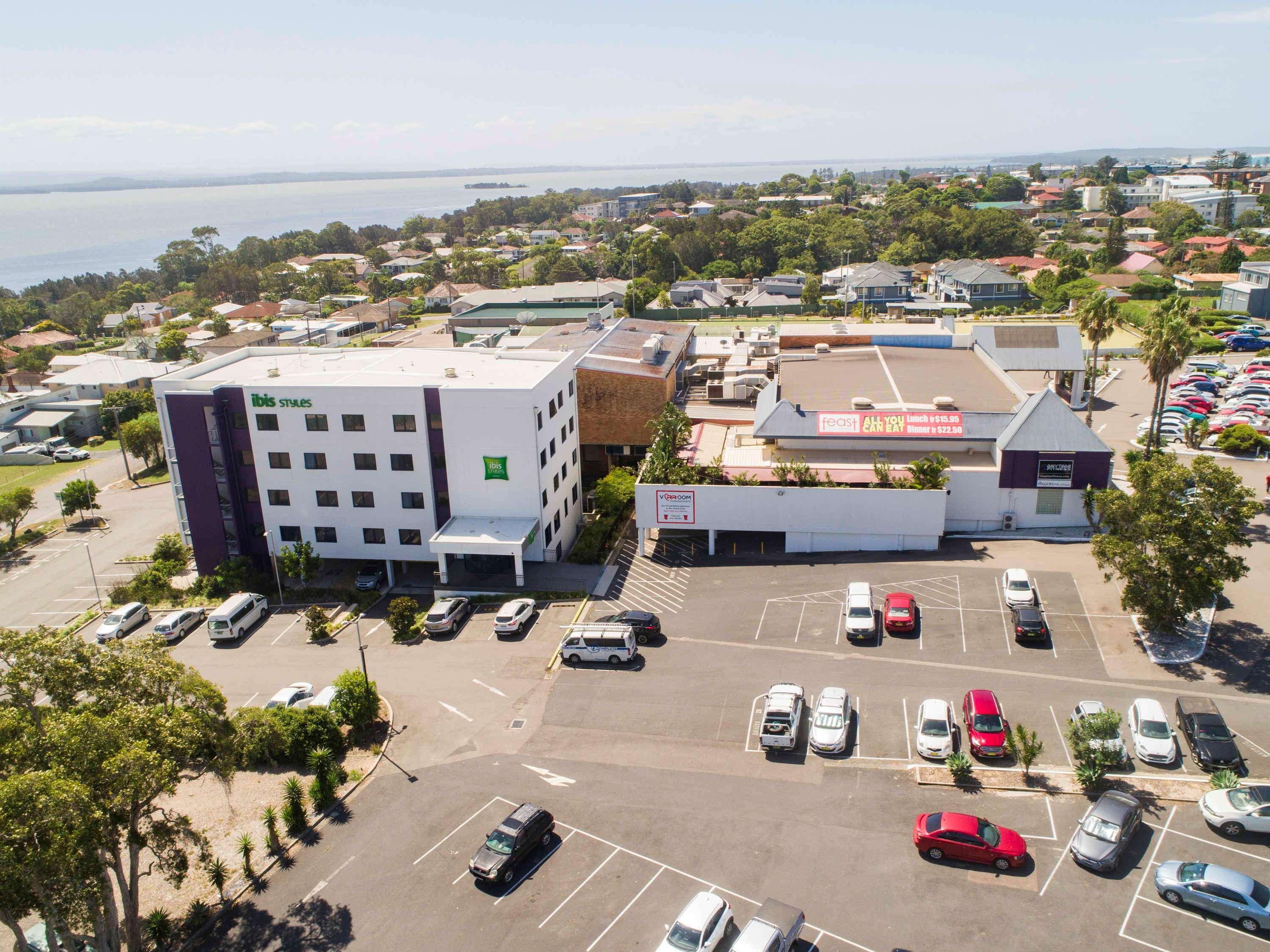 Ibis Styles The Entrance Hotel Bagian luar foto