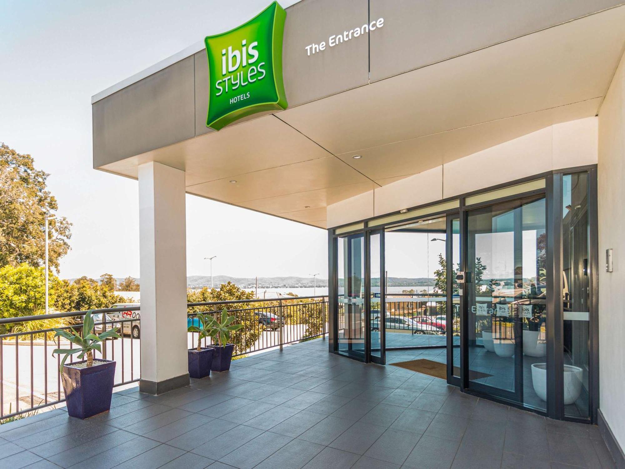 Ibis Styles The Entrance Hotel Bagian luar foto