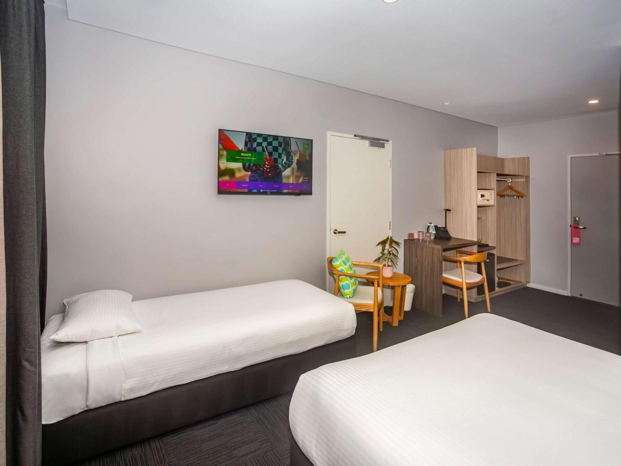 Ibis Styles The Entrance Hotel Bagian luar foto