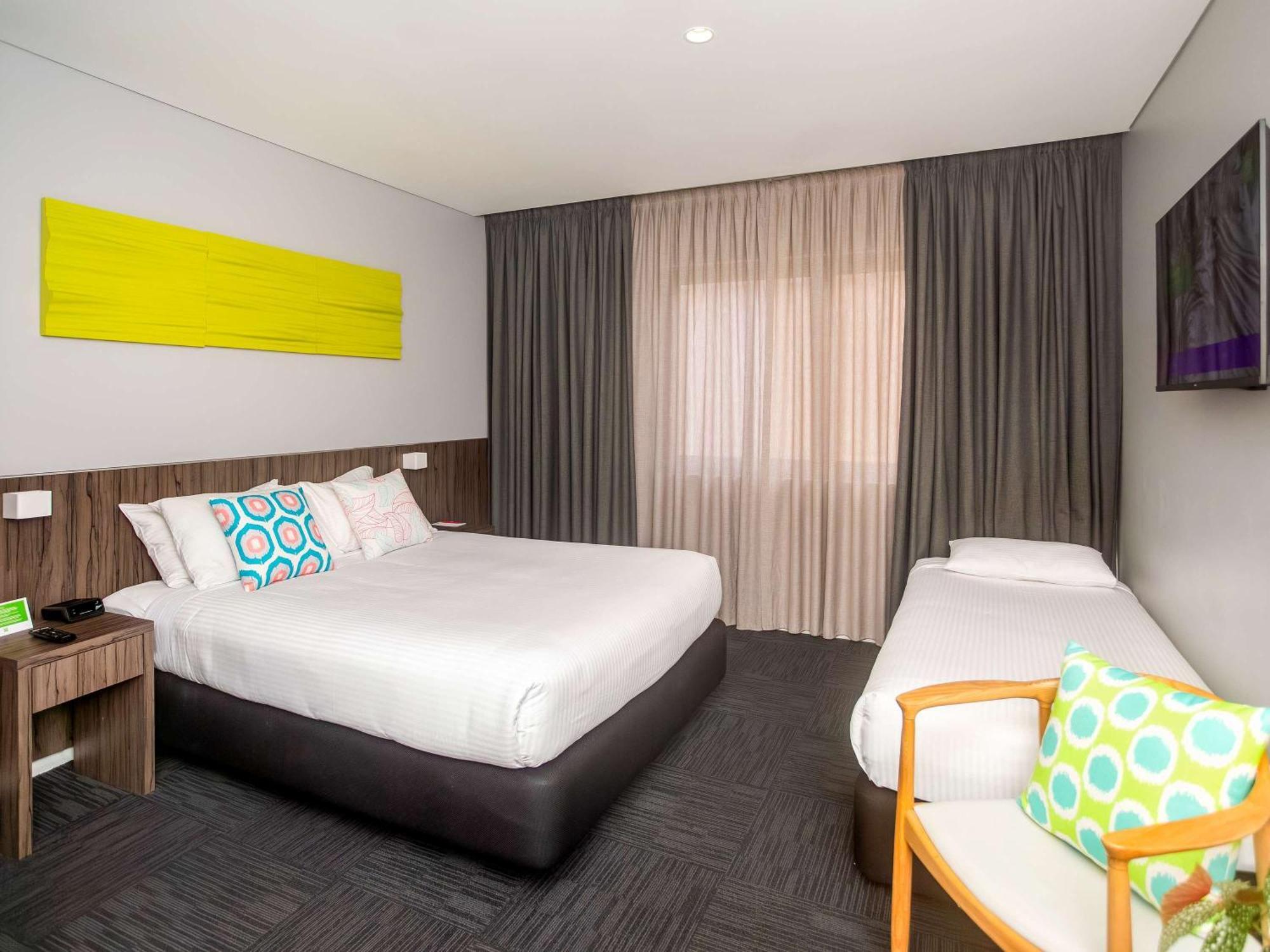 Ibis Styles The Entrance Hotel Bagian luar foto