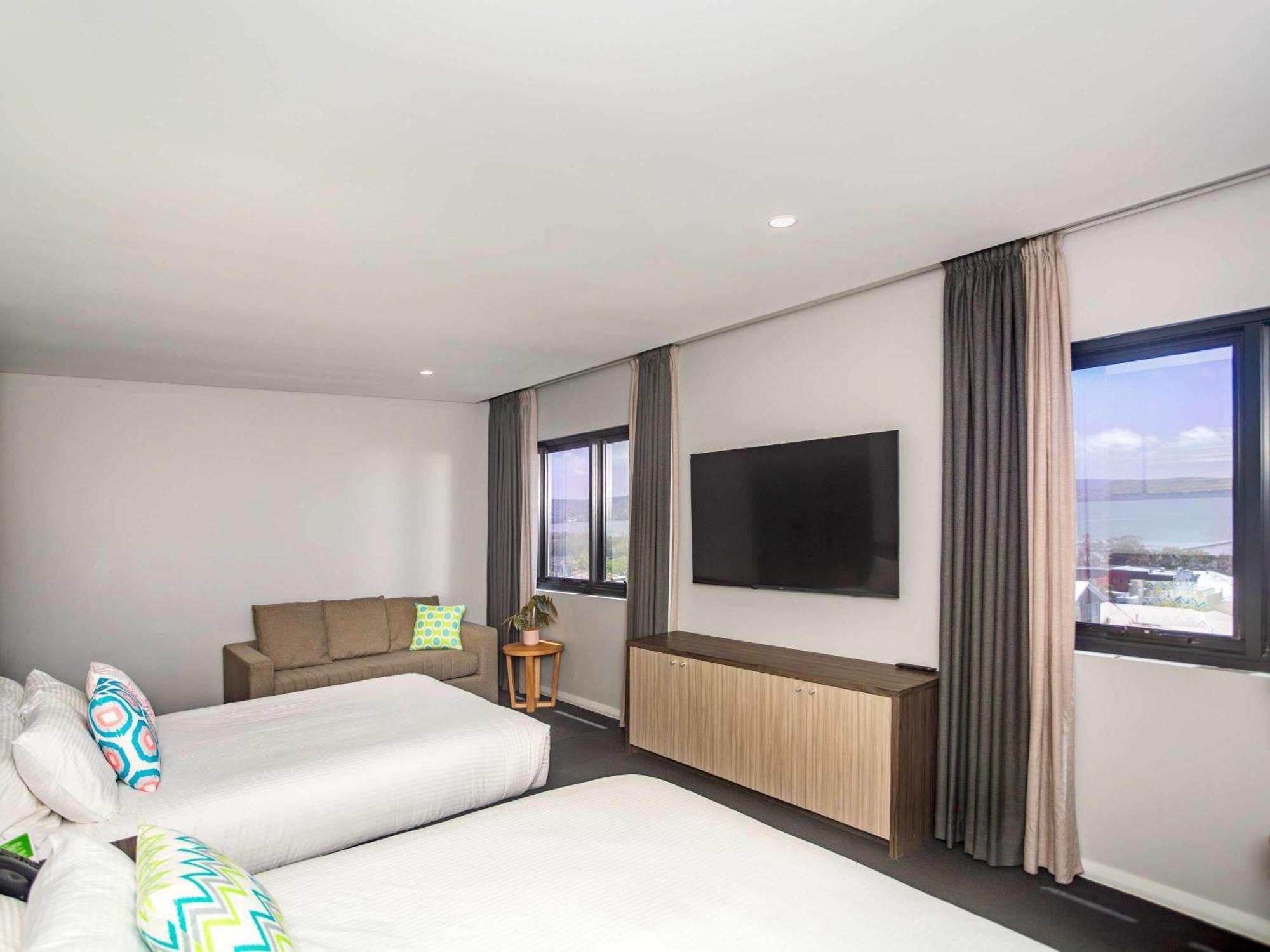 Ibis Styles The Entrance Hotel Bagian luar foto