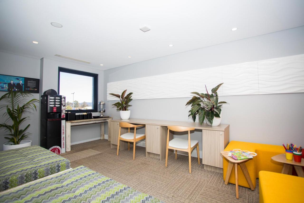 Ibis Styles The Entrance Hotel Bagian luar foto