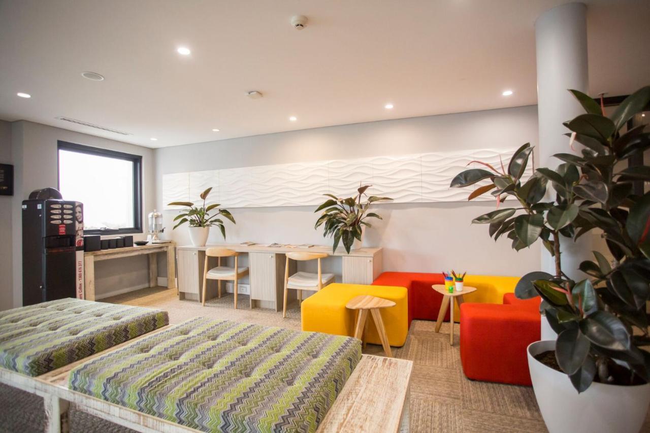 Ibis Styles The Entrance Hotel Bagian luar foto